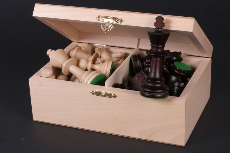 Staunton No.6 Chess Pieces 96mm – Hornbeam Wood in Storage Chest